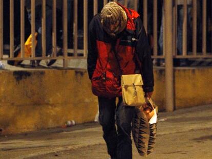 Un grupo de <i>sin techo,</i> el lunes, aguardando a que les asignen una cama en un pabellón.
