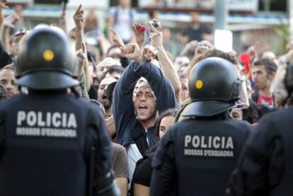 Cientos de jóvenes protestan el miércoles a las puertas del parque de la Ciutadella, en presencia de los Mossos d'Esquadra.