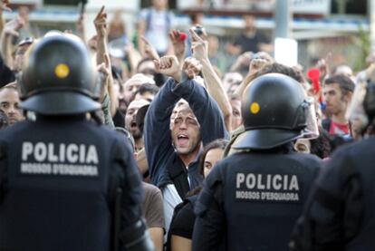 Cientos de jóvenes protestan el miércoles a las puertas del parque de la Ciutadella, en presencia de los Mossos d&#39;Esquadra.