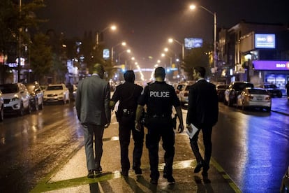 Oficiales de policía de Toronto trabajan en la escena del tiroteo. 
