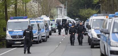 Agentes de policía en la escena de la explosión.