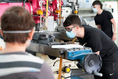 Alumnos en un centro de Formación Profesional en Bilbao, en mayo del año pasado.