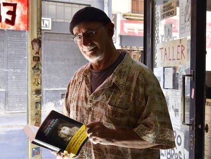 El escritor francés Ian Manook en una librería del barrio de San Telmo (Buenos Aires).