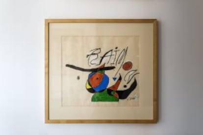 Este Miró que guarda Raimon fue portada de 'Quan l'aigua es queixa' (1979)