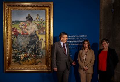 El presidente de la Generalitat, Ximo Puig, María Luz Lladró y la consejera de Cultura , Raquel Tamarit, junto a uno de los cuadros de Sorolla adquiridos.  
