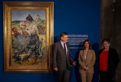 El presidente de la Generalitat, Ximo Puig, María Luz Lladró y la consejera de Cultura , Raquel Tamarit, junto a uno de los cuadros de Sorolla adquiridos.  
