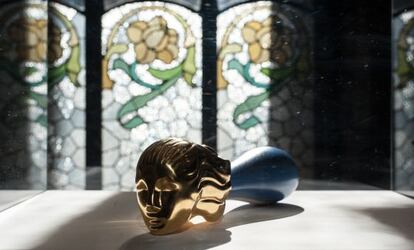 'Fallen woman', obra realizada por Louise Bourgeois en 1996, de porcelana y oro.