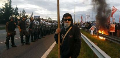 Policías y manifestantes argentinos frente a frente este jueves en una autopista de Buenos Aires.