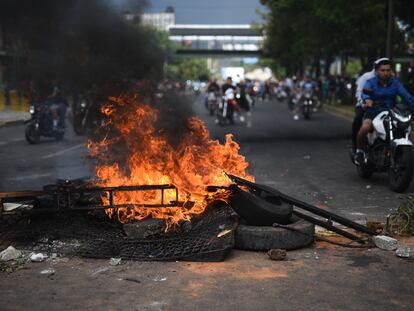 Manifestantes queman llantas durante una protesta para exigir la renuncia de la fiscal general Consuelo Porras, en Ciudad de Guatemala.