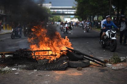 Manifestantes queman llantas durante una protesta para exigir la renuncia de la fiscal general Consuelo Porras, en Ciudad de Guatemala.