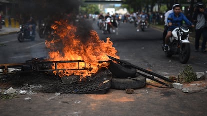 Manifestantes queman llantas durante una protesta para exigir la renuncia de la fiscal general Consuelo Porras, en Ciudad de Guatemala.