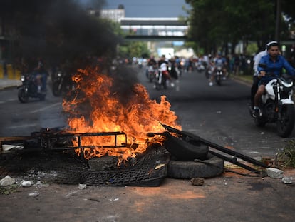 Manifestantes queman llantas durante una protesta para exigir la renuncia de la fiscal general Consuelo Porras, en Ciudad de Guatemala.