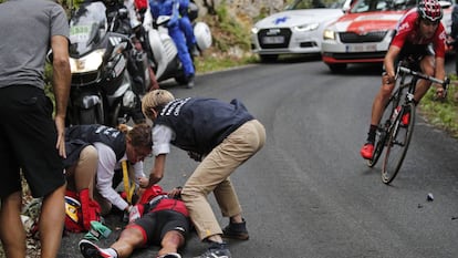 Richie Porte, atendido despu&eacute;s de su ca&iacute;da.