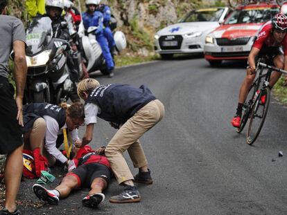 Richie Porte, atendido despu&eacute;s de su ca&iacute;da.