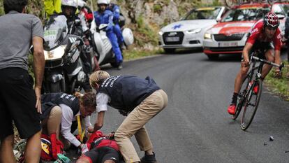 Richie Porte, atendido después de su caída.