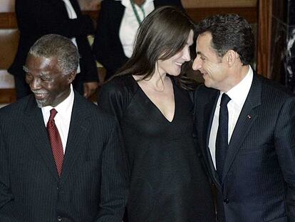 El presidente francés, Nicolás Sarkozy, sonríe a su esposa, Carla Bruni, al posar con el presidente de Suráfrica, Thabo Mbeki. Sarkozy pronunció un discurso en Ciudad del Cabo en el primer viaje oficial tras su boda.