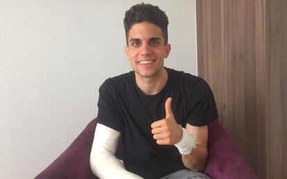 A primeira foto divulgada por Marc Bartra após ser operado.