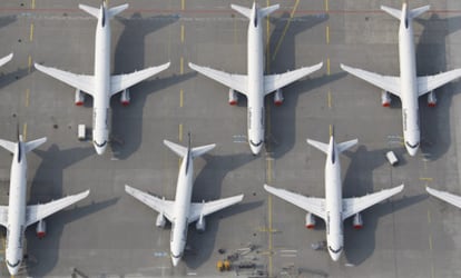 Aviones de Lufthansa estacionados en el aeropuerto de Francfort, el lunes, en pleno cierre del espacio aéreo de Alemania.