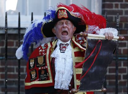 Londres, Inglaterra, 22 de julio de 2013. Un pregonero real anuncia el nacimiento del hijo de Guillermo de Inglaterra y Kate Middleton. El varón, tercero en la línea de sucesión de la corona británica, nació con un peso de 3,800 kilos. El anuncio de su nacimiento se hizo cuatro horas después del parto.