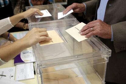 Un ciudadano en el momento de votar, en Madrid.