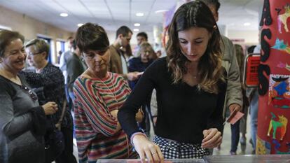 Votación el 28 de abril en un colegio electoral de Valencia.