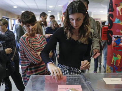 Votación el 28 de abril en un colegio electoral de Valencia.