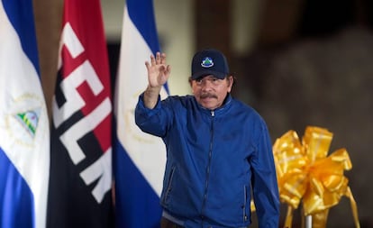 Daniel Ortega cumprimenta seus seguidores em um ato público.