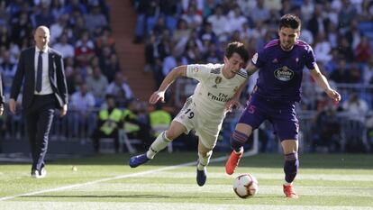 Álvaro Odriozola cae al suelo ante el jugador del Celta Okay Yokuslu. 