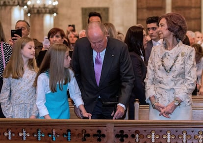 La princesa Leonor y la infanta Sofía junto con los reyes Juan Carlos y Sofía, en el interior de la catedral.