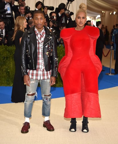 Helen Lasichanh se metió de lleno en la temática de la gala con un diseño de Comme des Garçons. Pharrell Williams confió en Chanel.