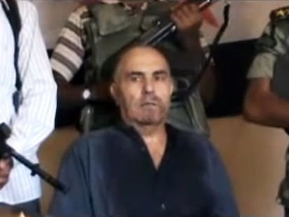 Captura del vídeo lanzado por los rebeldes sirios en la que aparece un hombre al que los insurgentes identifican como el coronel del Ejército Rafik Mohammed Suleiman.