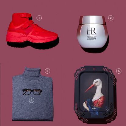 <br><b>Cómodo y hogareño</b><br> 1. Zapatilla de deporte de bota en color rojo de la colección Lewis Hamilton por Tommy Hilfiger. 154,90 euros. 2. Contorno de ojos Prodigy CellGlow, rico en extracto de la flor de Edelweiss, regenerante, de Helena Rubinstein. 140 euros. 3. Jersey de cuello alto de Ted Baker. 115 euros. 4. Gafas de carey de Ray-Ban. 142 euros. 5. Bandeja de cigüeña de Ibride. 108 euros; de venta en el Museo Thyssen Bornemisza de Madrid.