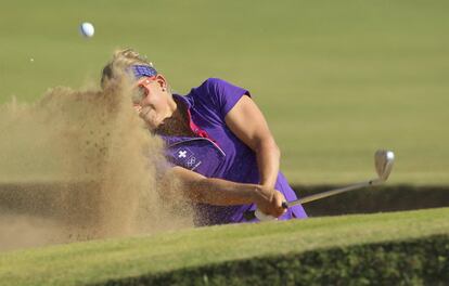 Fabienne In-Albon (Suiza) of Switzerland lanza hasta el cuarto hoyo durante la primera ronda de golf femenino.