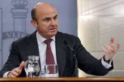 El ministro de Economía y Competitividad, Luis de Guindos, durante la rueda de prensa posterior a la reunión del Consejo de Ministros en la que ha valorado que la capacidad de financiación de la economía española se acerque al 1,5 % del PIB y ha afirmado que por primera vez desde mediados de los 80, España registra un superávit por cuenta corriente en su balanza de pagos.