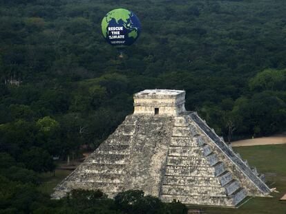Un globo de la ONG ecologista Greenpeace pide un rescate para el clima sobre la Pirámide de Kukulkán, en Yucatán, México.