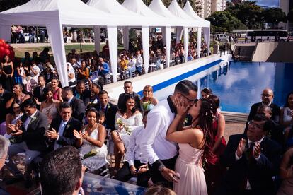 Unos novios se besan tras casarse en una boda colectiva de la alcaldía de Chacao en Caracas (Venezuela)