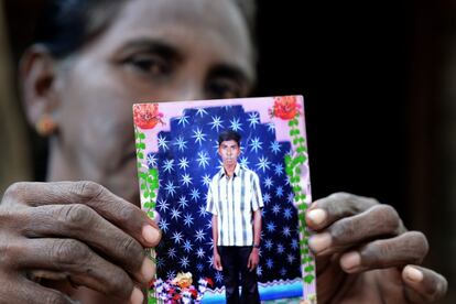 Thava Malar muestra la foto de su hijo desparecido, posiblemente en poder del Ej&eacute;rcito.