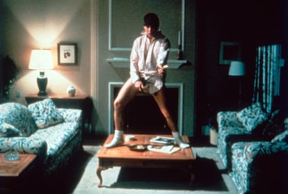 Esta es una de las escenas más recordadas y parodiadas del cine de los años ochenta. En 1983, con apenas 21 años, Tom Cruise saltaba a la fama mundial con 'Risky Business'. No era su debut en el cine (antes había participado en 'Taps' junto a otra joven promesa de la época, Sean Penn), pero fue esta la película que habría de consagrarlo como un ídolo juvenil. La escena en la que baila en camisa y calzoncillos, al ritmo de 'Old Time Rock', de Bob Seger, pasó a la historia del cine por méritos propios. La coreografía fue improvisada por el actor, que se podía haber hecho de oro (aún más) si llega a haberla patentado. La escena ha sido imitada y parodiada hasta la saciedad, incluso por el propio Cruise.