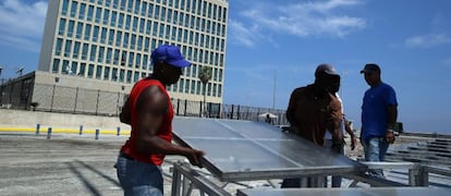  Obreros  trabajando en la embajada de Estados Unidos en La Habana (Cuba). 