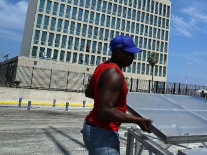  Obreros  trabajando en la embajada de Estados Unidos en La Habana (Cuba). 