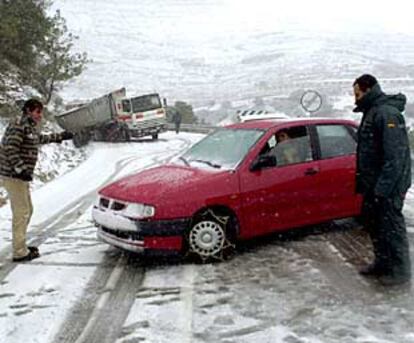 Un vehículo maniobraba ayer tras quedar cruzado en la calzada a causa de la nieve en el Coll d&#39;Ares.