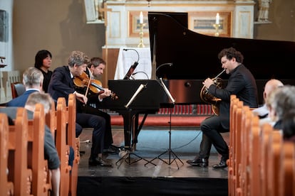 El violinista James Enhes, el pianista Bertrand Chamayou y el trompista David Guerrier tocando el ‘Trío op. 40’ de Brahms, el domingo en Rosendal.