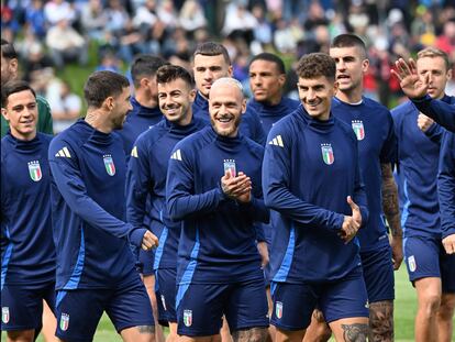 Jugadores de Italia saludan a los aficionados en un entrenamiento en Alemania.