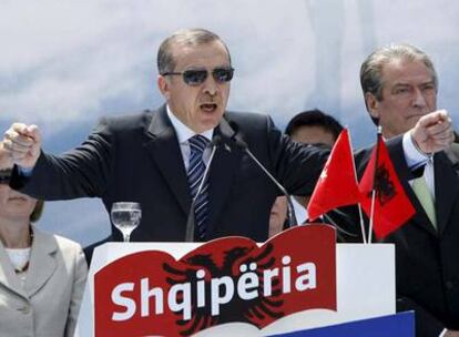 El primer ministro turco, Recep Tayyip Erdogan (izquierda), habla junto a su homólogo albanés, Sali Berisha, durante la inauguración de la autopista que une Albania con Kosovo, cerca de Reshen (Albania), el 25 de junio de 2009.