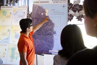 Asistentes de la reunión pública con las autoridades mexicanas observan un mapa de Cabo Pulmo.