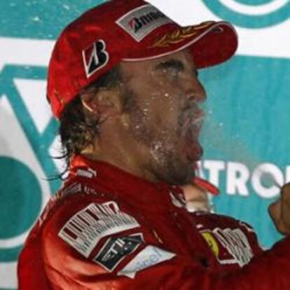 Fernando Alonso celebra su victoria en el Gran Premio de Corea
