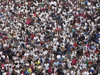 Una multitud de aficionados llegaban al Bernabéu donde el Madrid y Juventus han jugado el partido de vuelta de las semifinales de la Champion.