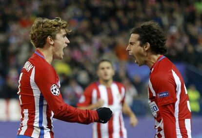 Griezmann y Tiago celebran el gol del primero al PSV.