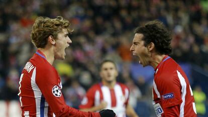 Griezmann y Tiago celebran el gol del primero al PSV.