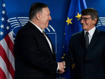 El presidente del Parlamento Europeo, David Sassoli (derecha) recibe a Mike Pompeo en Bruselas.